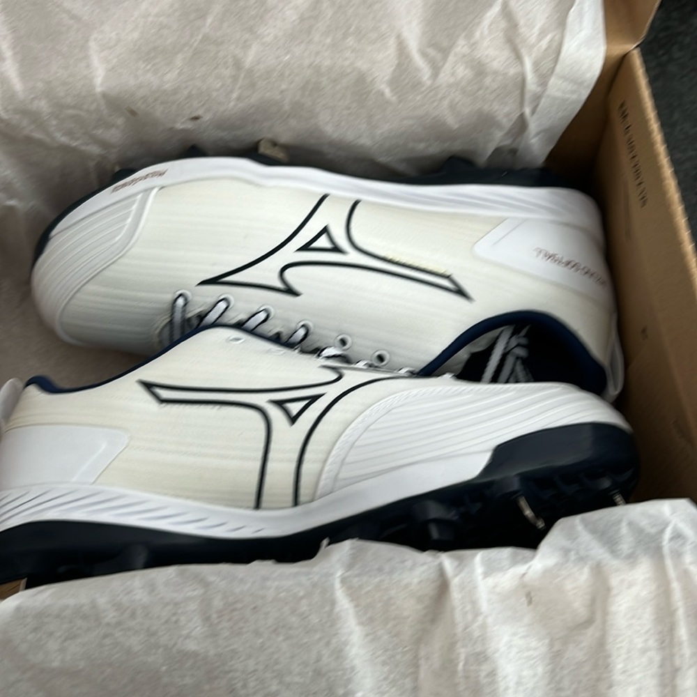 Mizuno sweep softball cleats